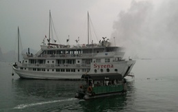 Hình ảnh cháy tàu du lịch hạng sang trên vịnh Hạ Long