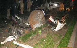 Ô tô tông cột điện, 6 người nguy kịch