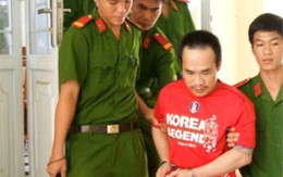 Người đẹp khỏa thân chạy trốn tên cuồng dâm