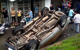 Xế hộp lao vào nhà dân, lật ngửa