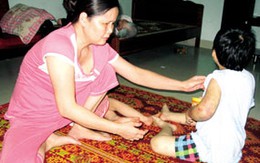 Bé gái bị cha hành hạ như thời trung cổ 
