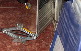 Bị nhốt, chủ tiệm vàng nhảy qua cửa sổ bắt trộm
