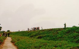 Phát hiện một thi thể nữ bên triền đê