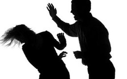 Vợ khóc, đòi ly hôn vì chồng tát "ra oai"