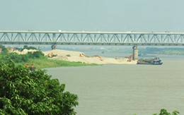 Cầu Thăng Long Hà Nội: Thượng, hạ lưu bị đe dọa