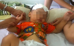 Bé trai lao vào tàu hỏa khu vui chơi 