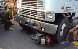 Thai phụ chết thảm dưới gầm container