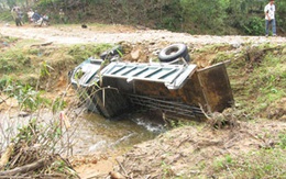 Xe cẩu lật, 9 người thương vong