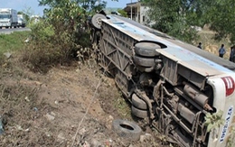 Lật xe khách, 47 người thoát chết