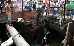 Nam thanh niên lao xe xuống cống sâu 4 mét