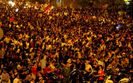 'Biển người' chen chân xem pháo hoa 2/9