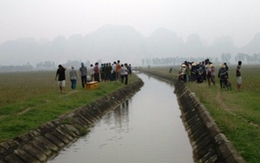 Phát hiện xác một phụ nữ trôi trên kênh 