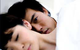 Sao khi "yêu" vợ tôi chỉ im lặng và… nhắm mắt?