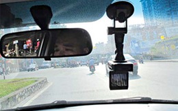 Tài xế lắp camera “bắt lỗi” lại cảnh sát