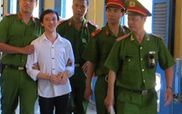 Phòng xử "sôi sục" vì kẻ giết người nhếch mép cười khiêu khích 