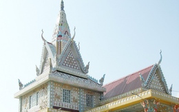 Ngôi chùa độc đáo với hàng nghìn bát, đĩa ốp tường