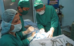 Giáo sư Nhật Bản phẫu thuật miễn phí cho trẻ có dị tật ở mặt