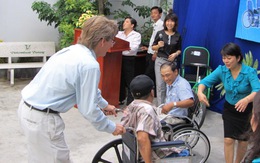 USAID hỗ trợ y tế và trao xe lăn cho người khuyết tật Đà Nẵng