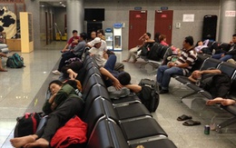 Hàng trăm hành khách “vật vạ” ở sân bay vì Vietjet Air chơi trò “mèo vờn chuột”