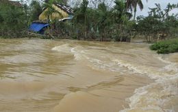 Đà Nẵng: Nhiều nhà dân vẫn bị nước lũ vây quanh