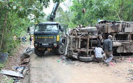 Xe tải mất thắng lao vào vách núi