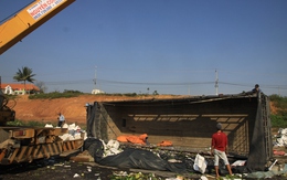 Tài xế ngủ gật, xe tải chở 10 tấn hoa quả lao lên vỉa hè