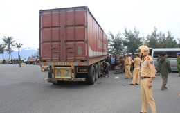 Xe máy và người nát bét dưới gầm container