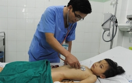 Em bé 7 tuổi bị ong đốt hơn 100 mũi được cấp cứu