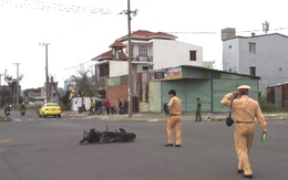 Gió lớn, đi xe máy choạng tay lái đâm vào taxi