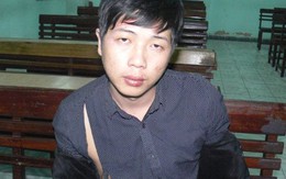 Hai tên cướp đi xe máy giật dây chuyền trên phố
