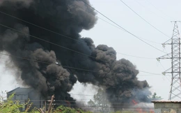 Lốp ô tô bốc cháy, cột khói đen bao trùm một vùng