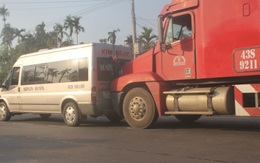 Người đi xe máy chết thảm sau đuôi container