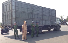 Một bảo vệ chết thảm dưới gầm xe tải