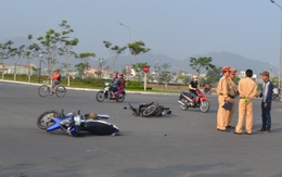 Hai xe máy “choảng” nhau ở ngã tư