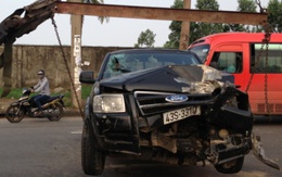 Đầu xe Ford nát bét sau khi đâm trụ đèn