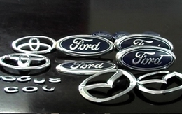 Ô tô đắt tiền bị cạy lấy logo
