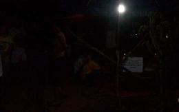 Thiếu nữ khóc thảm thiết bên thi thể người yêu