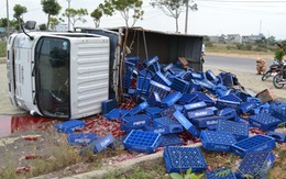 Hàng trăm chai nước ngọt đổ xuống đường, không ai “hôi của”