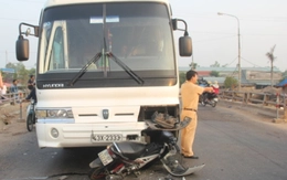 Người đi xe máy văng vài mét sau va chạm với xe khách