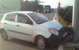 Lao xe 4 chỗ lên dải phân cách và trụ đèn