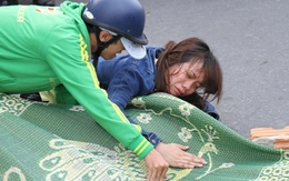 Vợ khóc thảm thiết bên thi thể chồng sau tai nạn