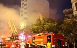 Tầng 3 ngôi nhà bốc cháy dữ dội giữa phố