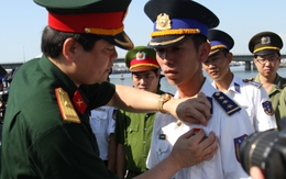 Tặng huy hiệu “Tuổi trẻ dũng cảm” cho hai chiến sĩ Cảnh sát biển Việt Nam