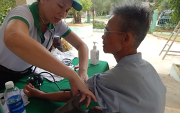 Khám và cấp phát thuốc miễn phí cho người dân nghèo