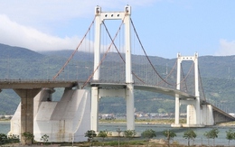 Người phụ nữ ôm con khoảng 4 tháng tuổi định nhảy cầu tự tử