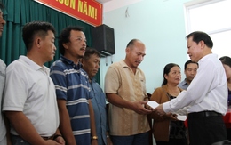 Phó Thủ tướng Vũ Văn Ninh tặng quà cho ngư dân từ Hoàng Sa trở về