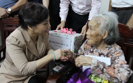 Bộ trưởng Nguyễn Thị Kim Tiến thăm  Mẹ VNAH