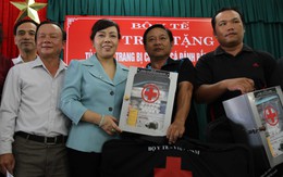 Bộ trưởng Nguyễn Thị Kim Tiến trao tủ thuốc cho ngư dân Đà Nẵng