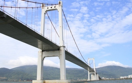 Người mẹ tuổi teen nhảy cầu tự tử