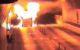 Xe khách bất ngờ bốc cháy trong hầm Hải Vân